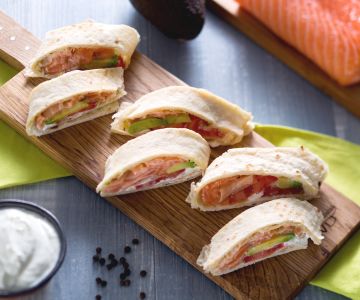 Rollitos de piadina con salmón, aguacate y crema de yogur