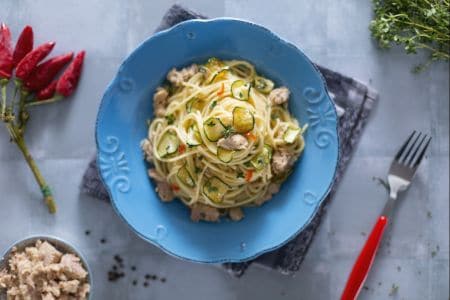 Espaguetis con atún y calabacines
