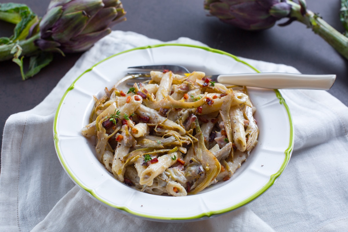 Penne alcachofas y panceta
