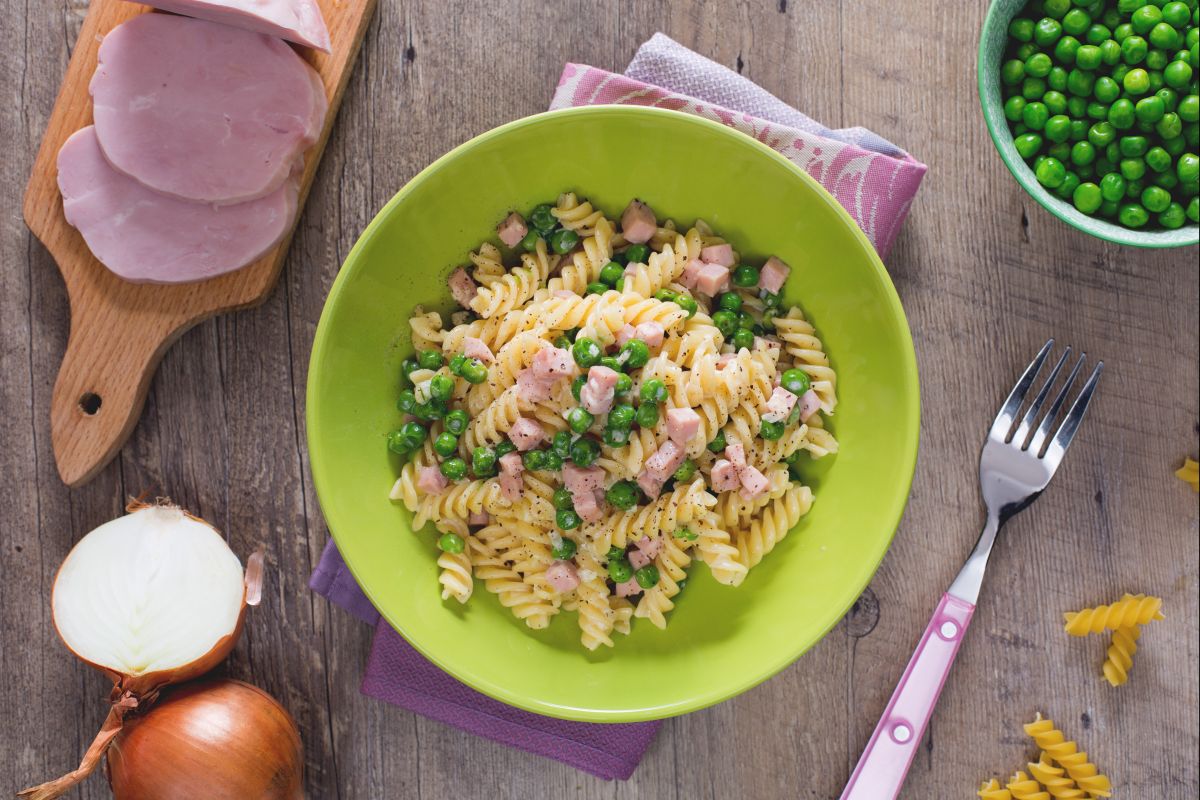 Fusilli con nata, jamón y guisantes