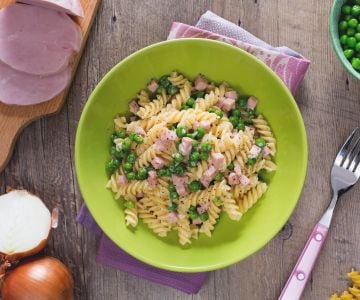 Fusilli con nata, jamón y guisantes