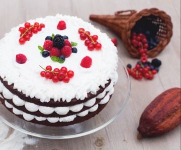 Tarta de pisos de chocolate con nata y frutos del bosque
