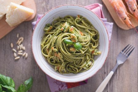 Pasta al pesto y gambas