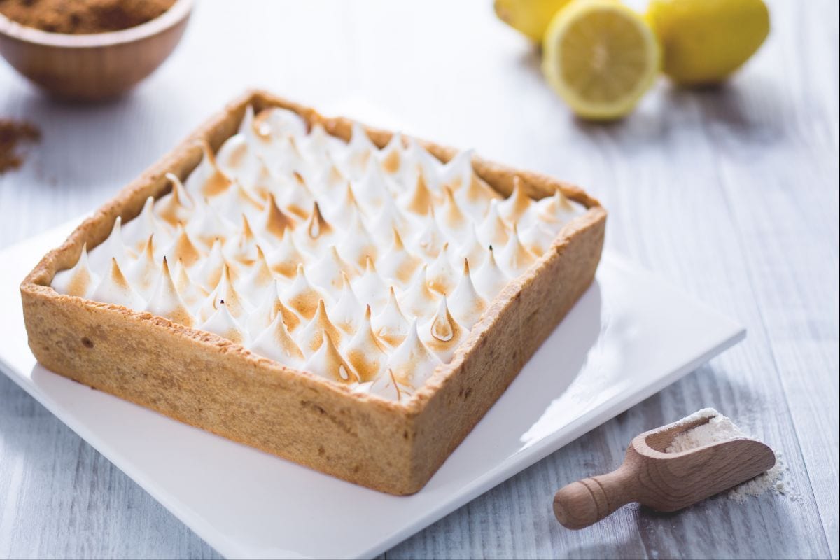 Tarta con crema de limón y merengue