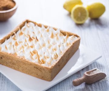 Tarta con crema de limón y merengue