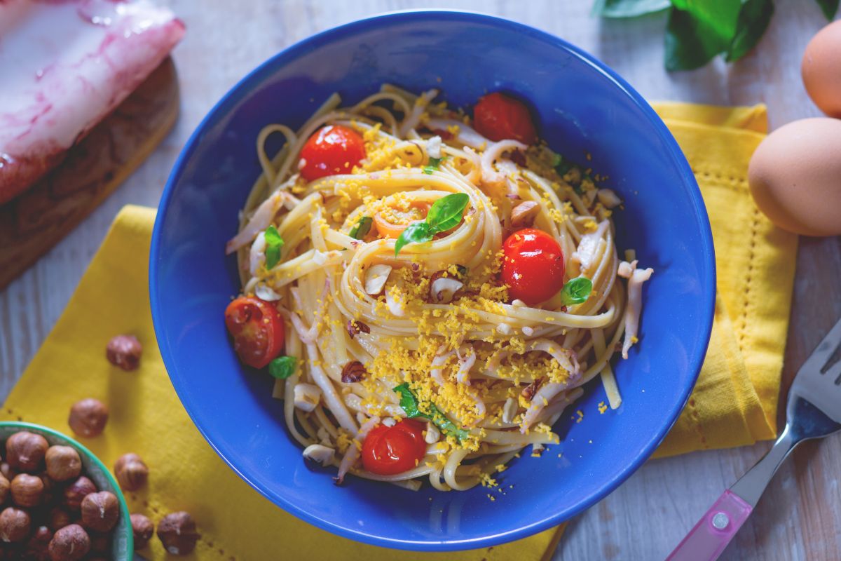 Pasta con calamares y yema cocida