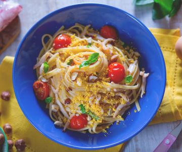Pasta con calamares y yema cocida
