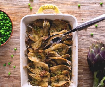 Alaccia al horno con alcachofas y guisantes