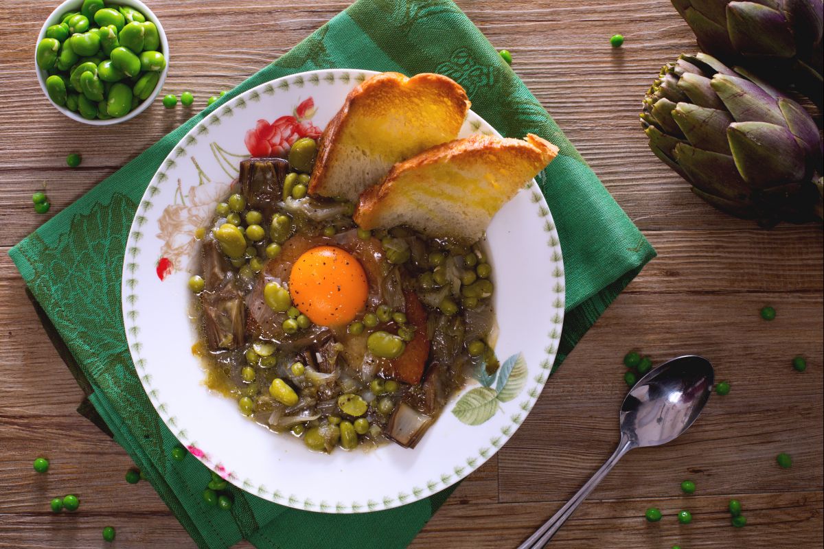 Sopa de habas, guisantes y alcachofas