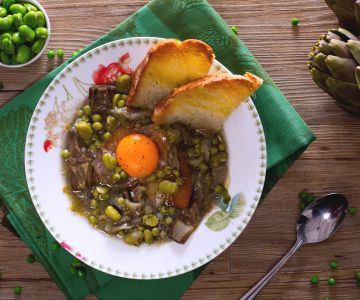 Sopa de habas, guisantes y alcachofas