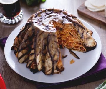 Timbal de macarrones a la cerveza con ragú y berenjenas