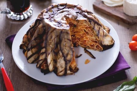 Timbal de macarrones a la cerveza con ragú y berenjenas