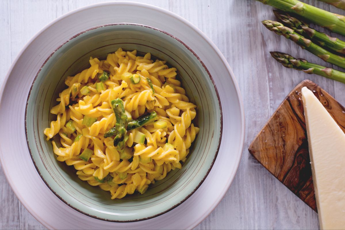 Pasta con espárragos y crema de huevo