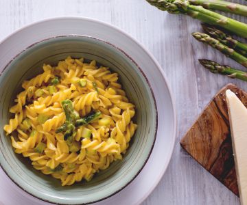 Pasta con espárragos y crema de huevo