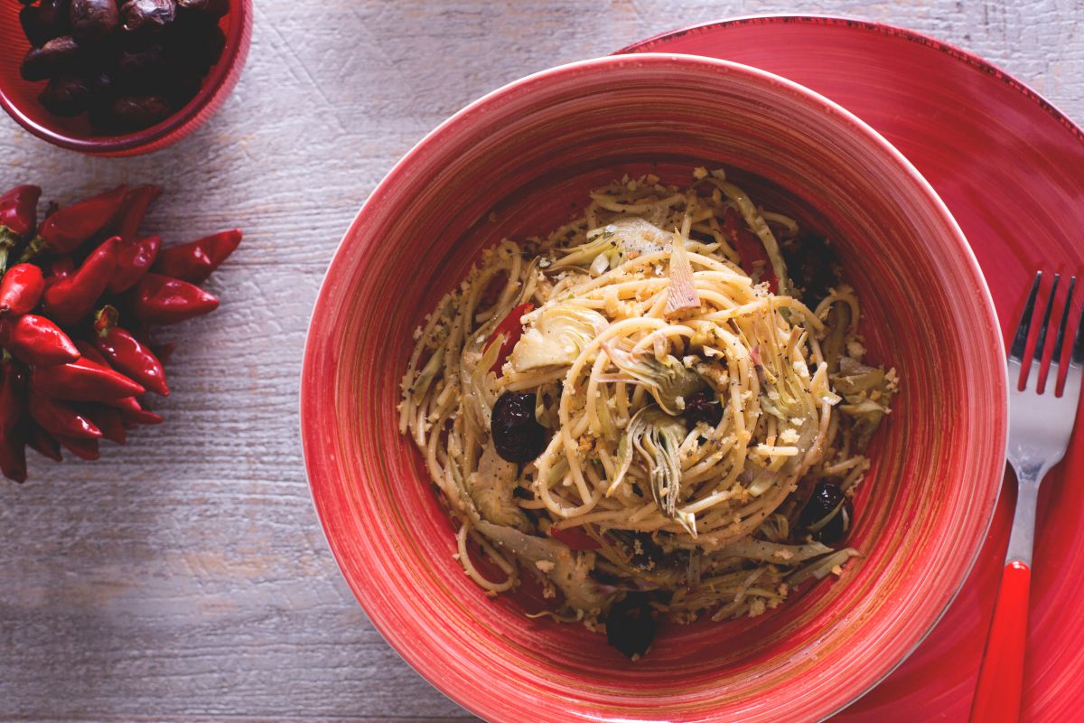 Espaguetis integrales con alcachofas y migas