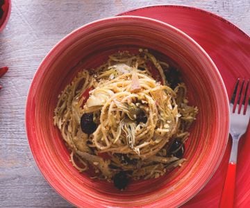 Espaguetis integrales con alcachofas y migas