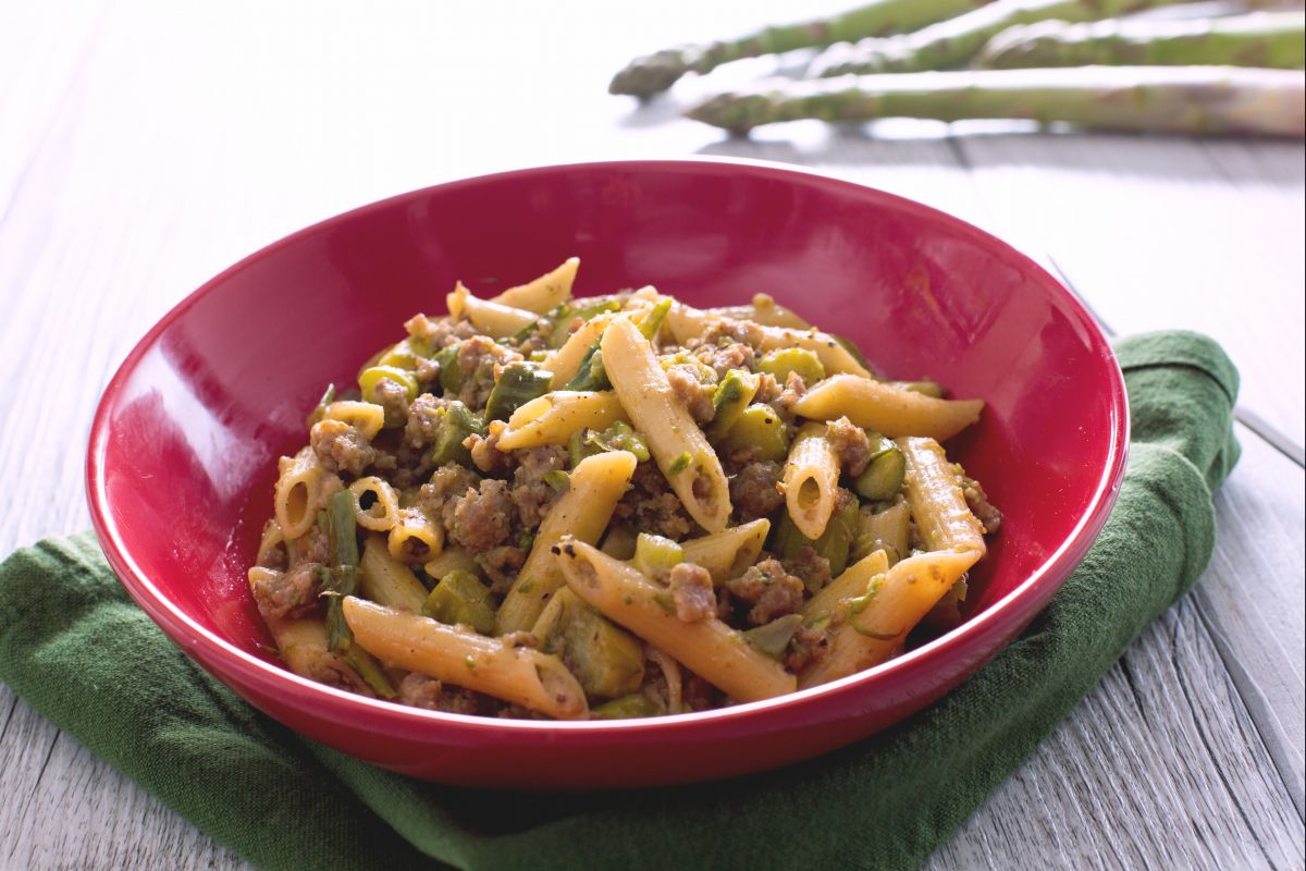 Pasta con espárragos y salchicha