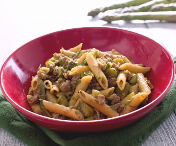 Pasta con espárragos y salchicha