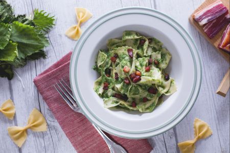 Farfalle con pesto de ortigas