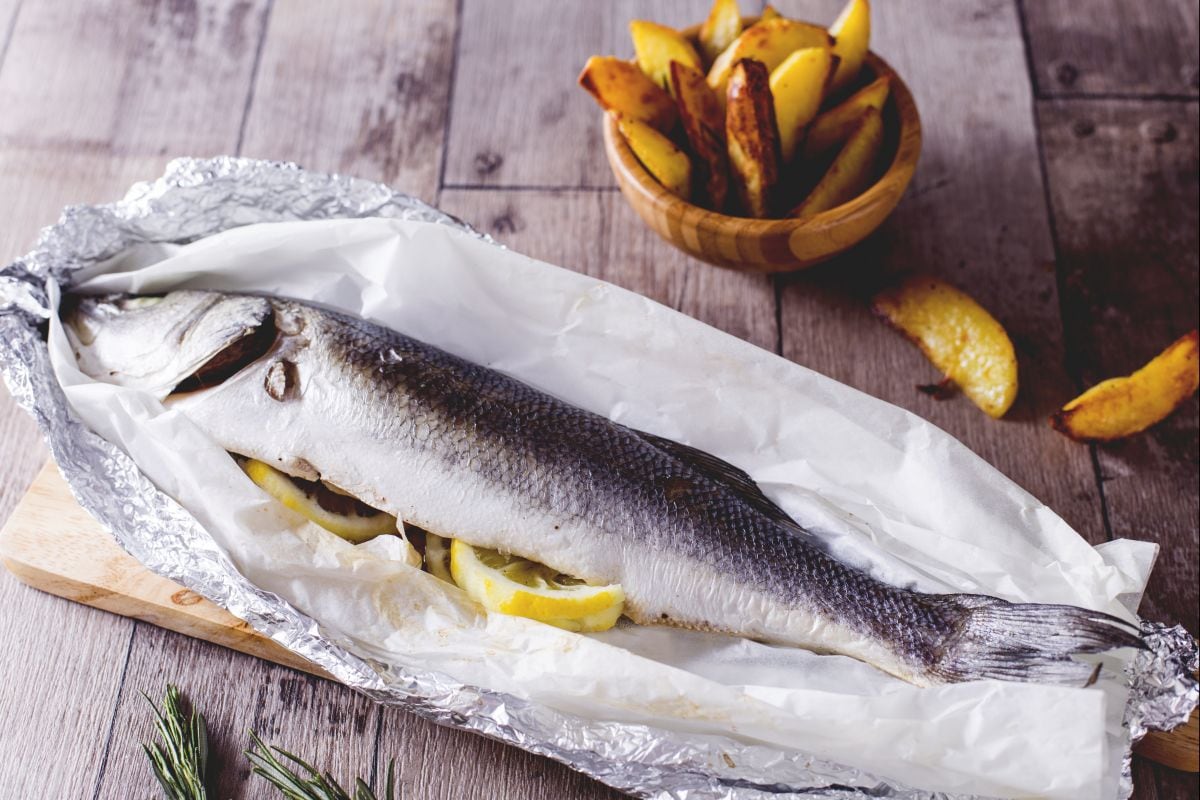 Lubina al horno con patatas al limón