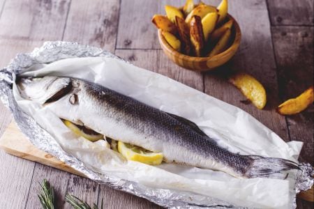 Lubina al horno con patatas al limón