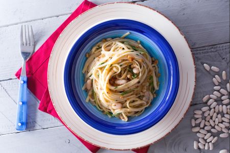 Bavette con crema de alubias blancas, rúcula y migas
