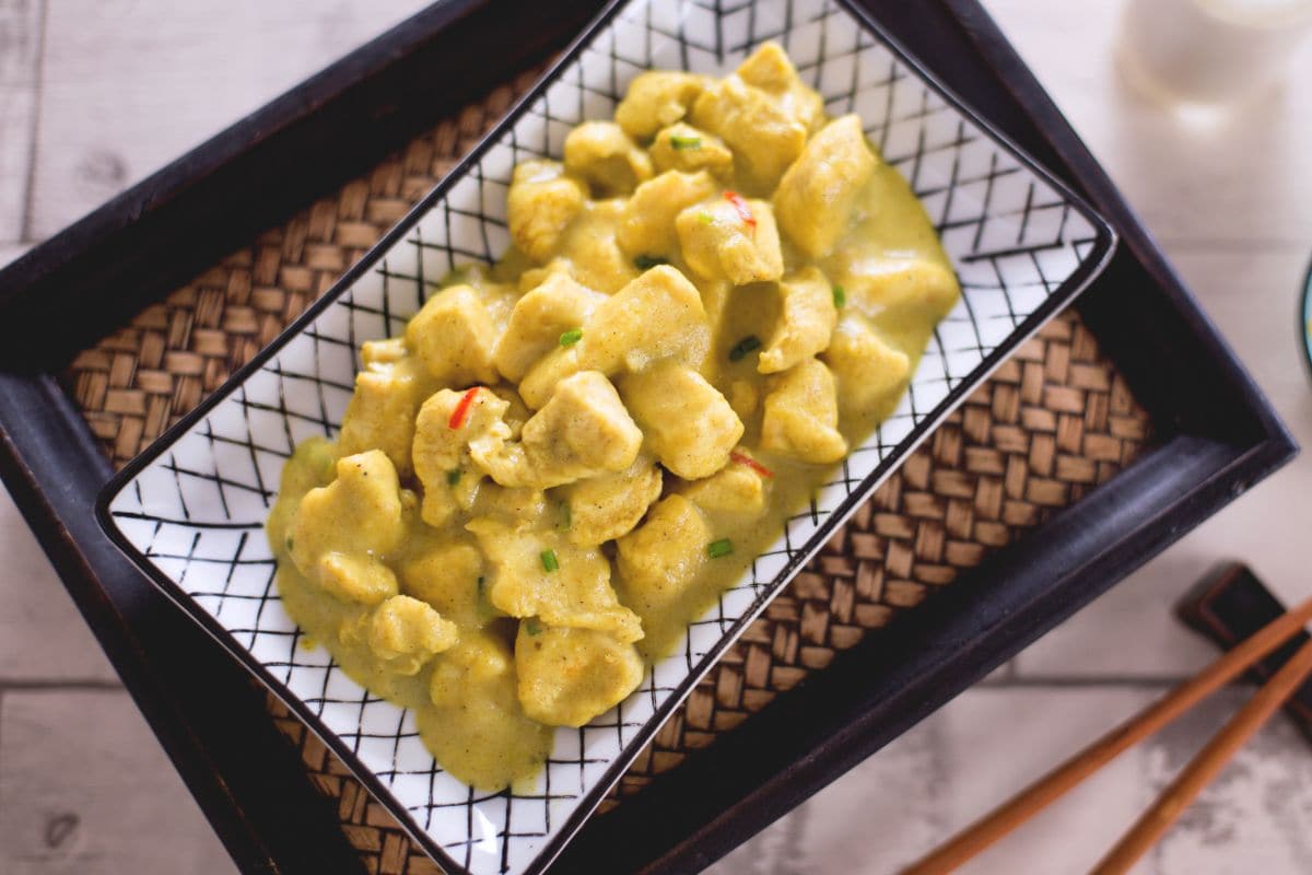 Pollo con leche de coco y curry