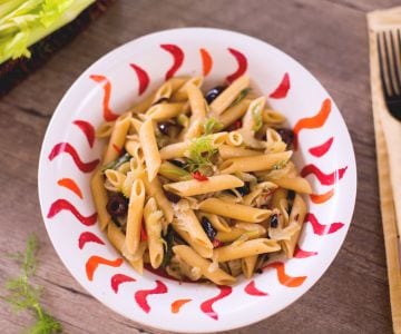 Pasta con apio, hinojo y aceitunas taggiasche