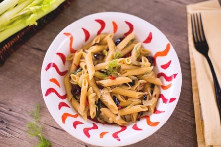 Pasta con apio, hinojo y aceitunas taggiasche