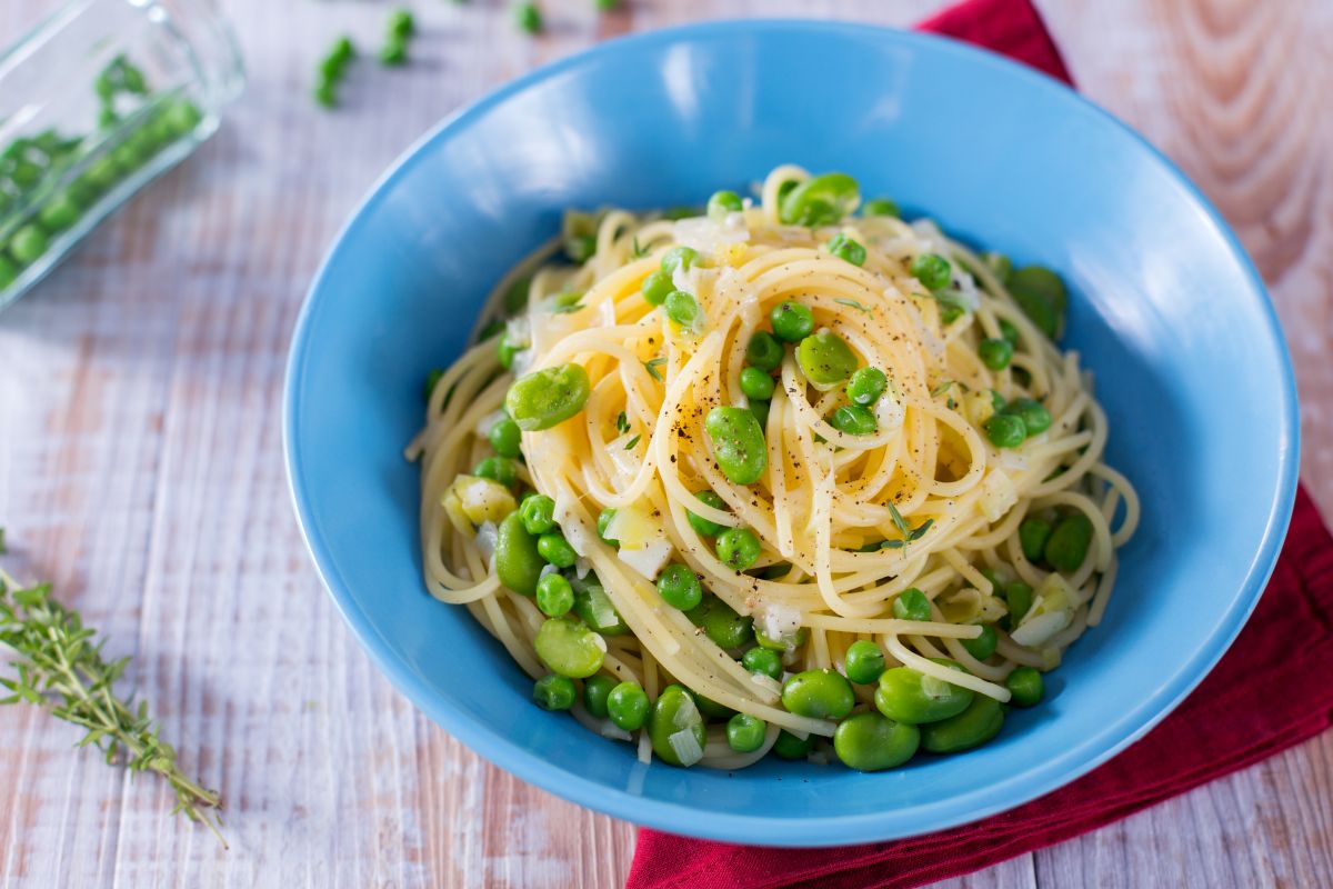 Pasta con habas y guisantes