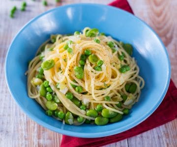 Pasta con habas y guisantes