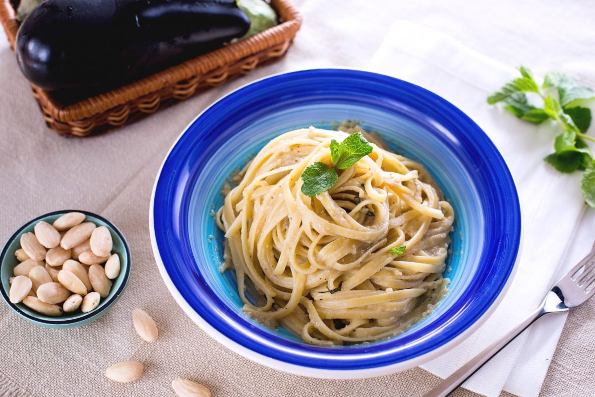 Pasta con pesto de berenjenas
