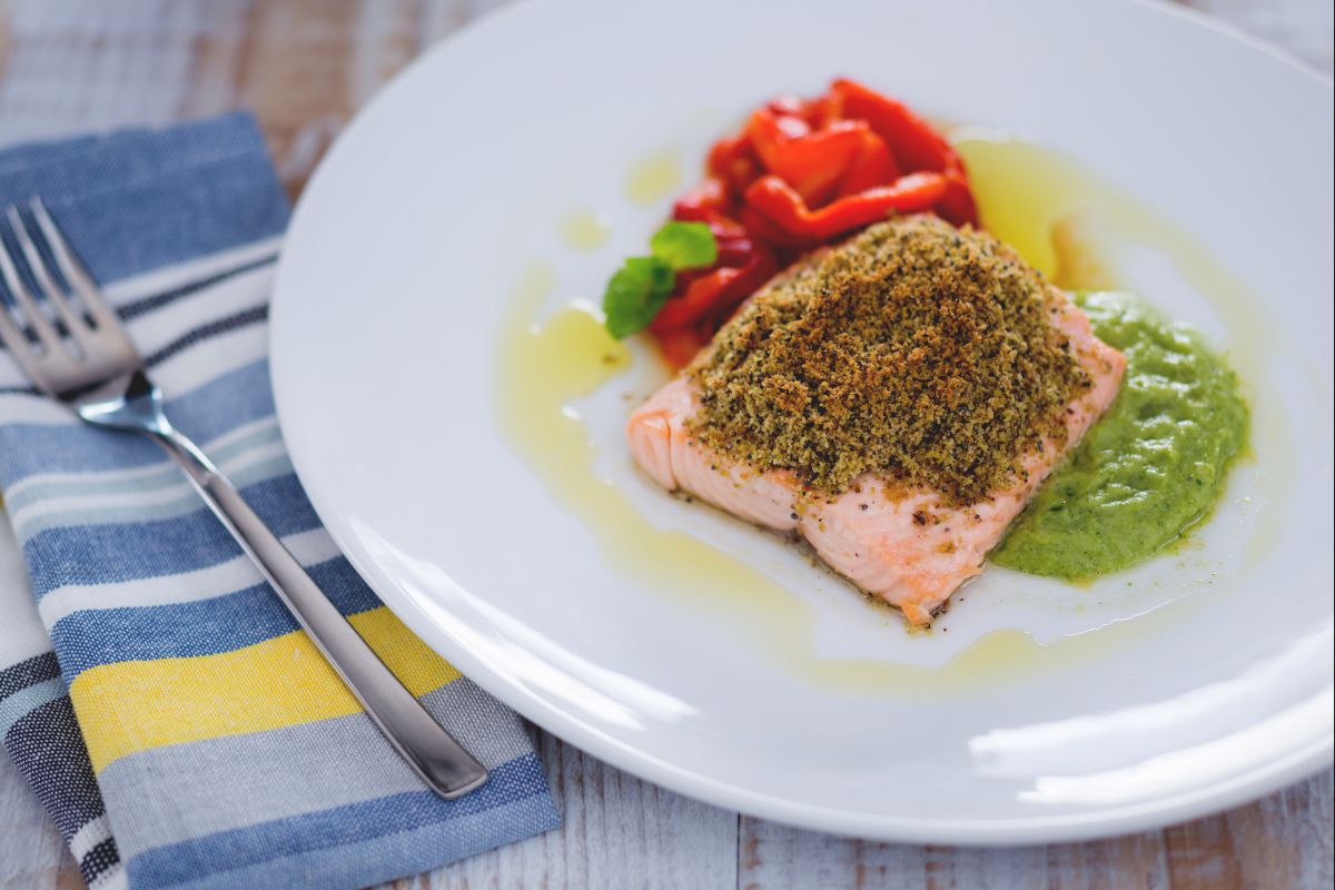 Filete de salmón con costra crujiente sobre crema de calabacín y menta