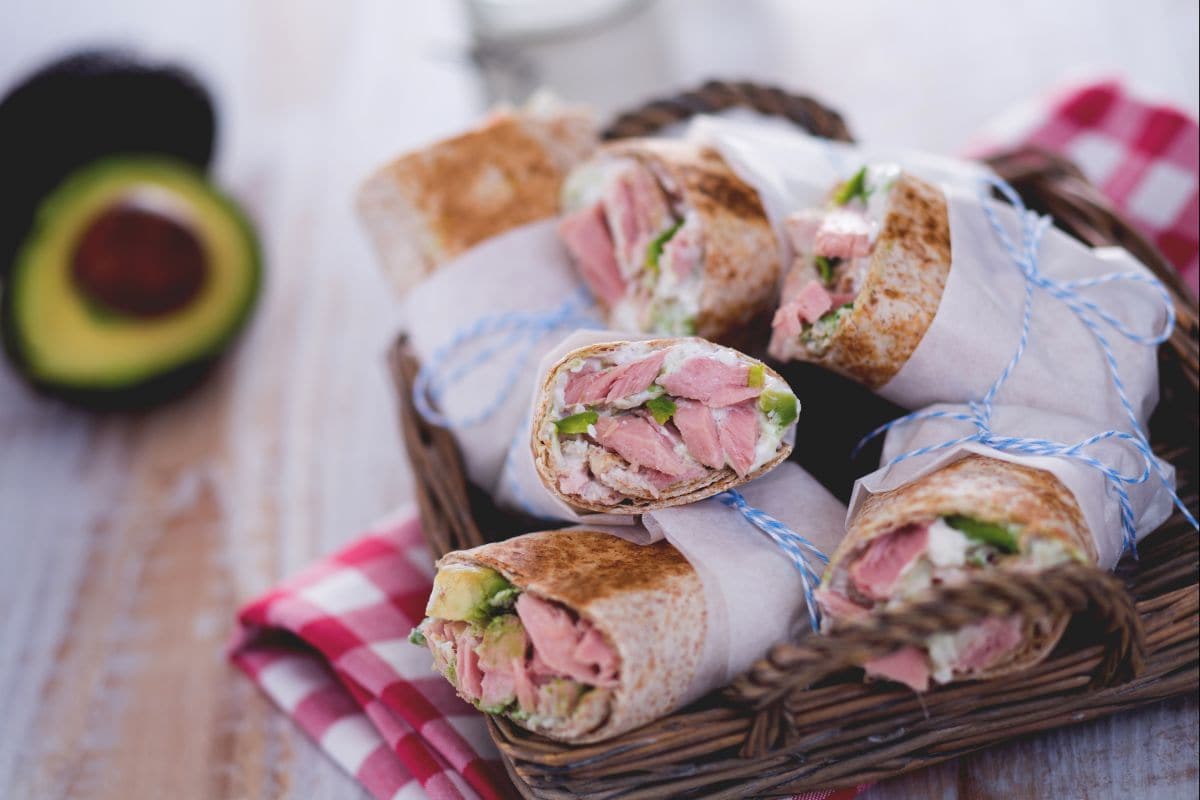 Wrap de atún y aguacate con salsa de yogur y daikon