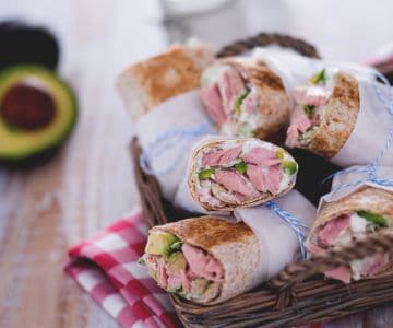 Wrap de atún y aguacate con salsa de yogur y daikon