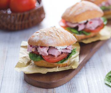 Sándwich picante con atún, queso de cabra y pesto de aceitunas
