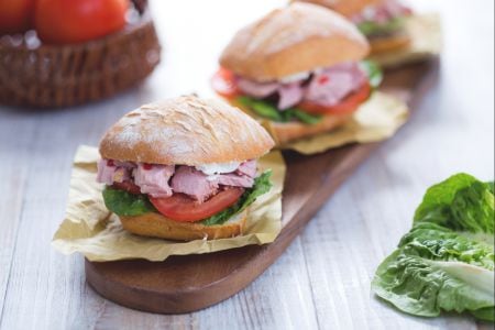 Sándwich picante con atún, queso de cabra y pesto de aceitunas