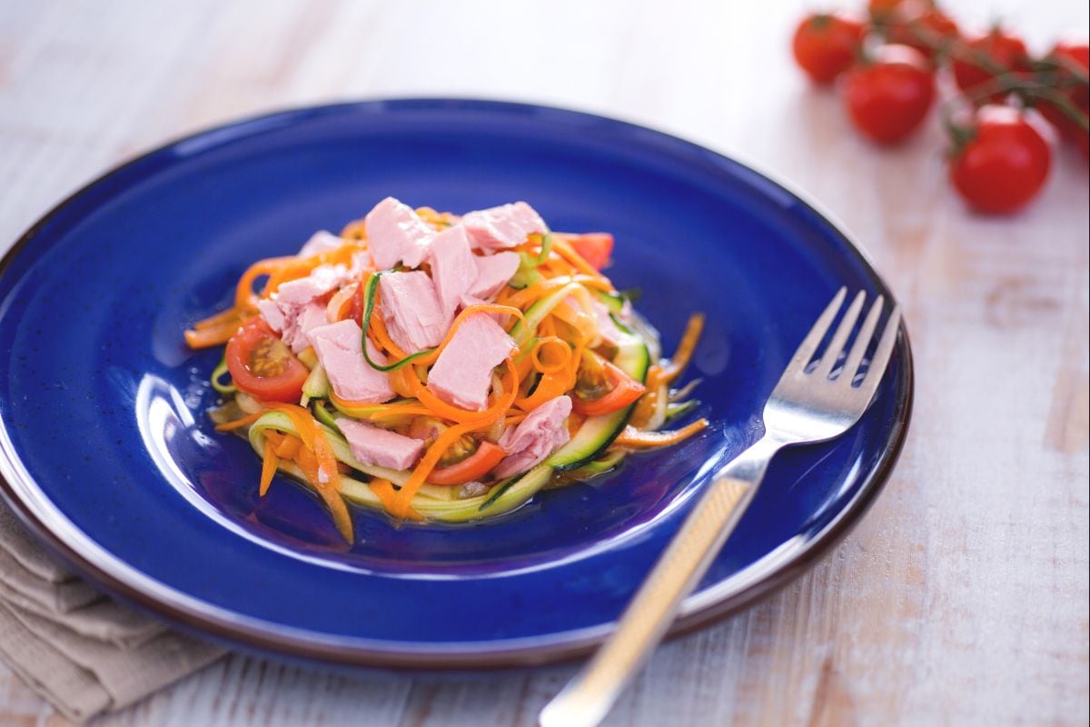 Noodles de calabacín y zanahoria con atún y tomate