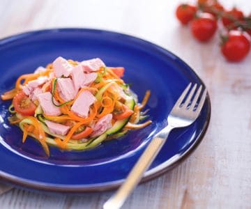 Noodles de calabacín y zanahoria con atún y tomate