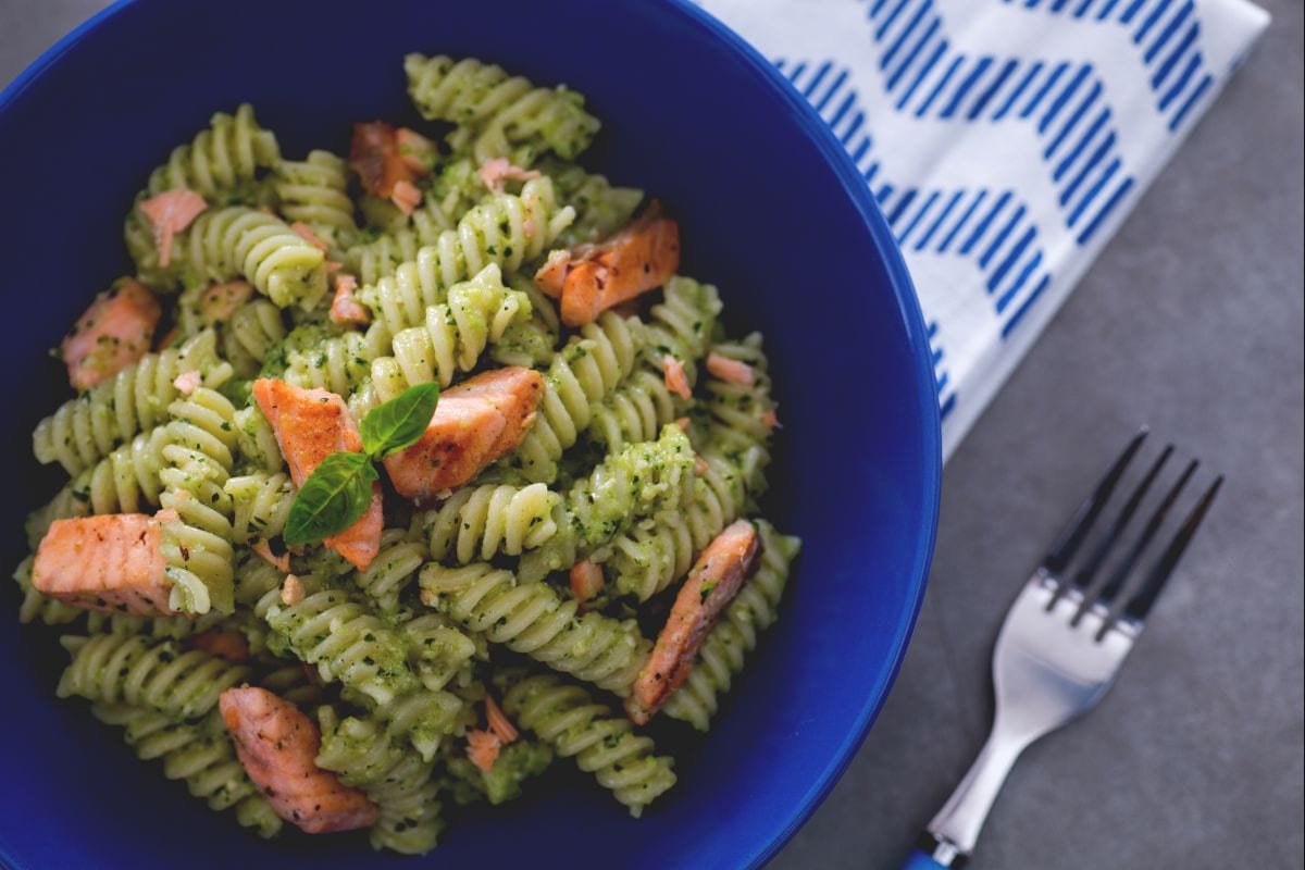 Fusilli con pesto de calabacín y salmón