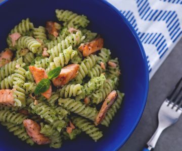 Fusilli con pesto de calabacín y salmón