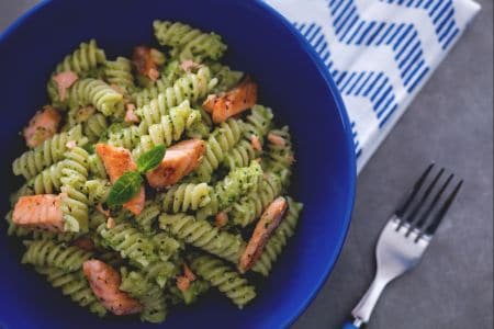 Fusilli con pesto de calabacín y salmón