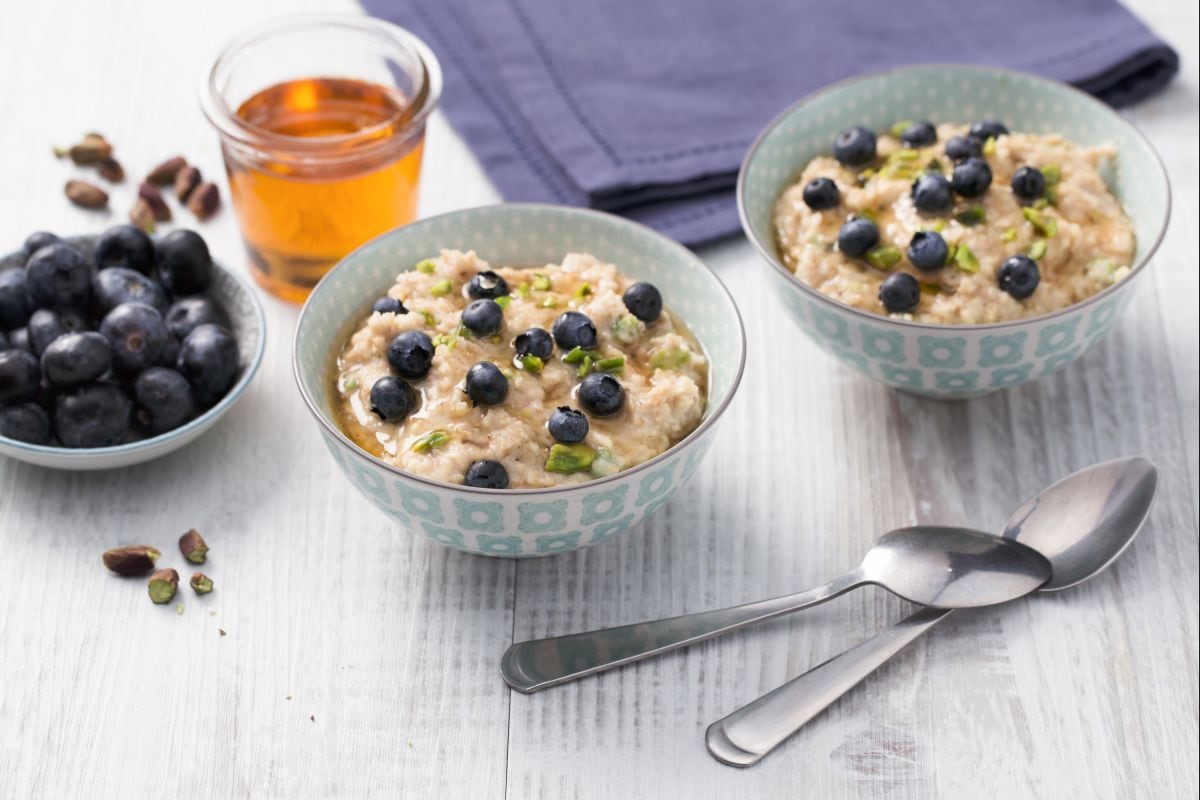 Porridge de arándanos y pistachos