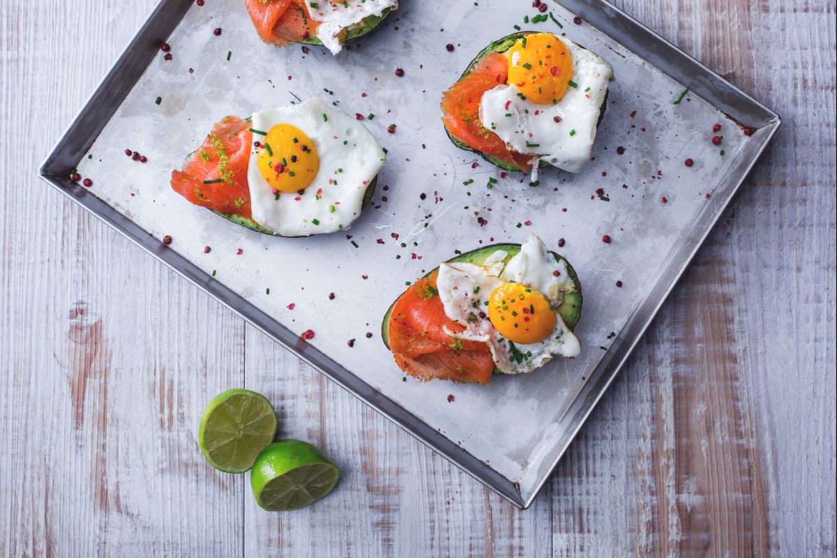 Aguacate, huevos y salmón