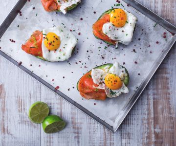 Aguacate, huevos y salmón