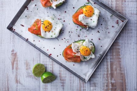Aguacate, huevos y salmón