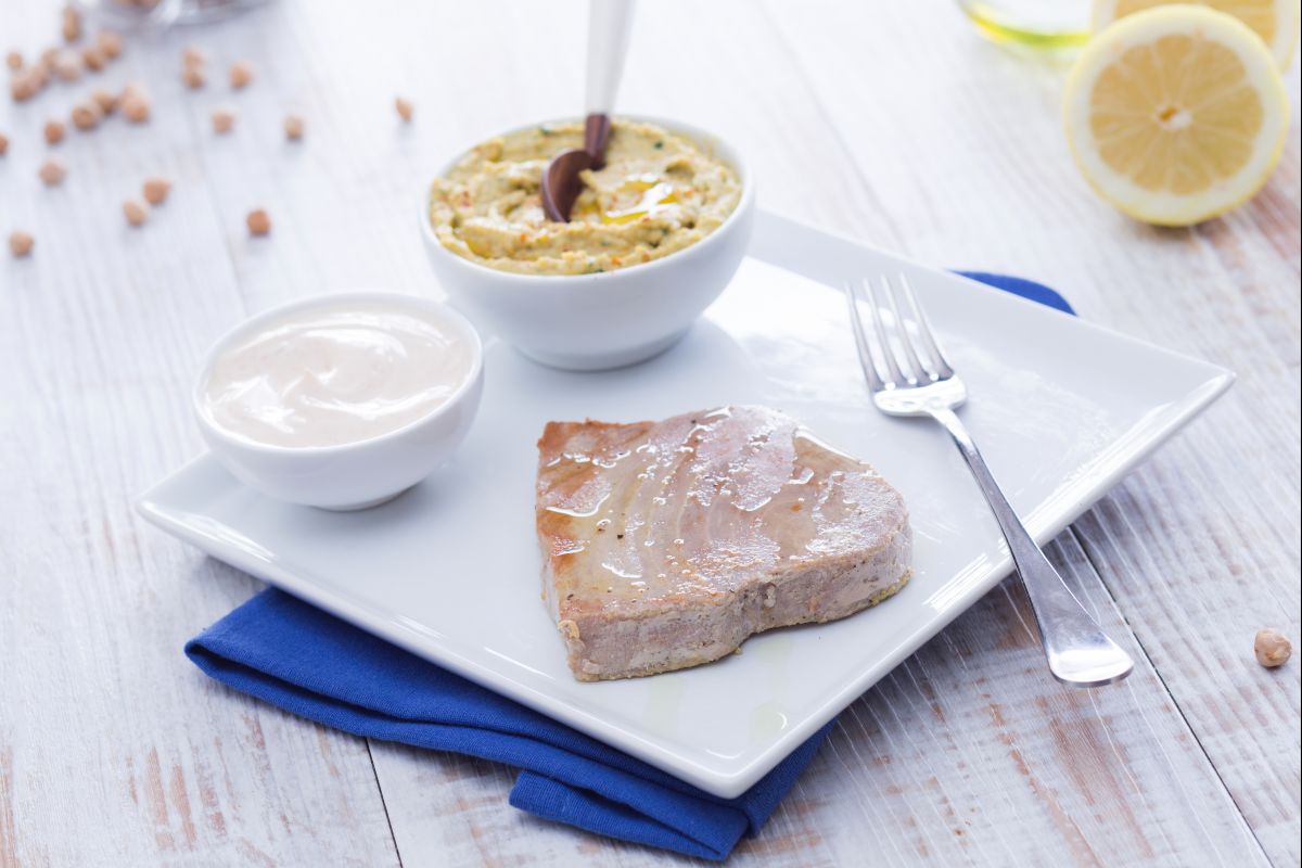 Filetes de atún con tahina y hummus