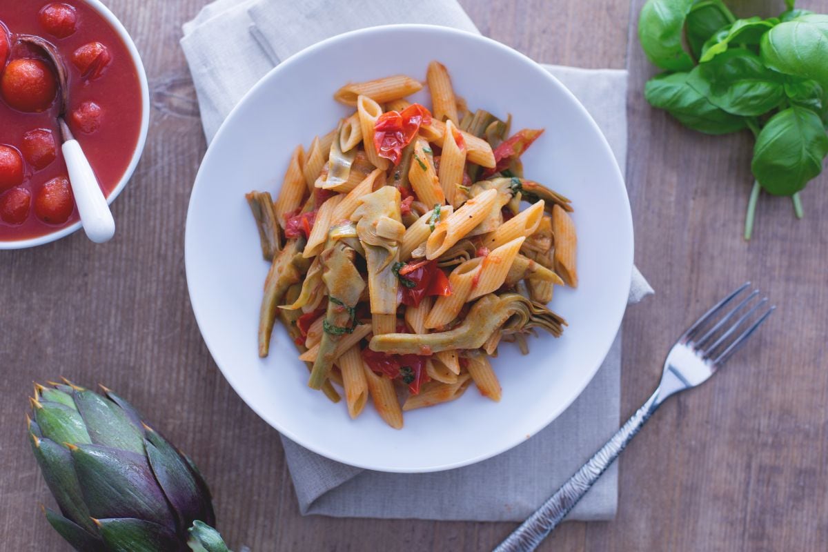 Penne con alcachofas y tomate