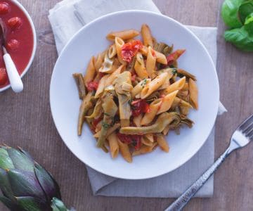 Penne con alcachofas y tomate