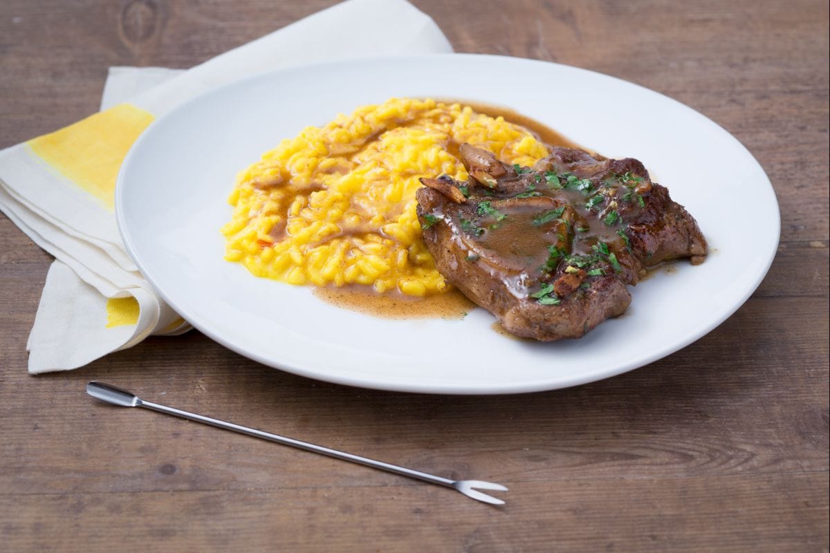 Osobuco a la milanesa con risotto amarillo